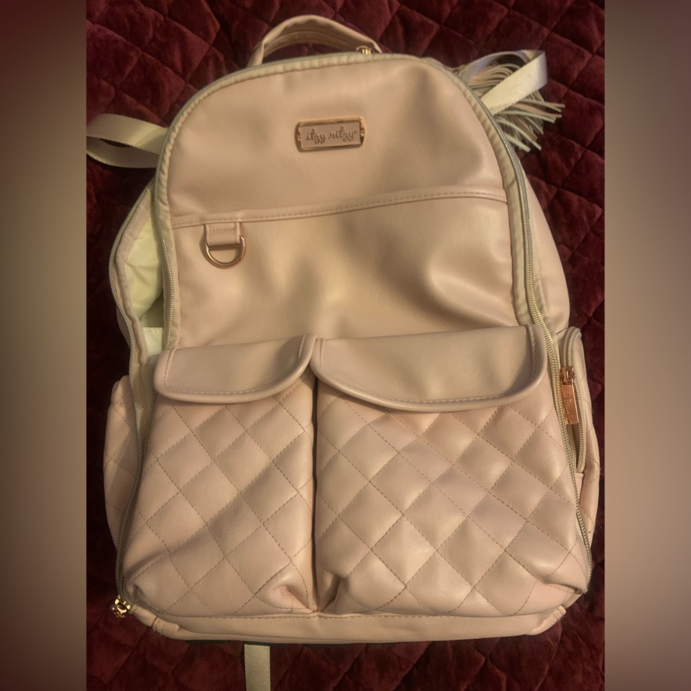 Itzy Rizty Blush Crush Boss diaper bag in great condition. Please see all photos